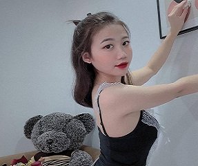 В костюме горничной, чтобы быть счастливым