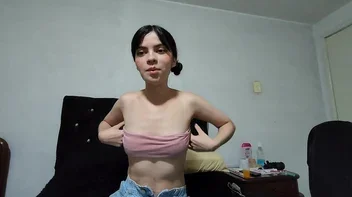 Garota Chupando E Cavalgando no pau do novinho