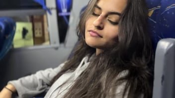 Gatinha loira me pegou no banheiro от wenibus